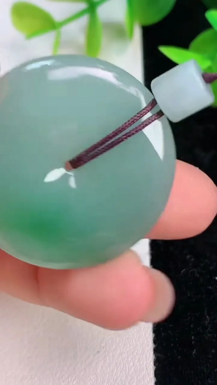 天然A货翡翠平安扣吊坠，尺寸33-4.6，重量:12.61g
7月16日