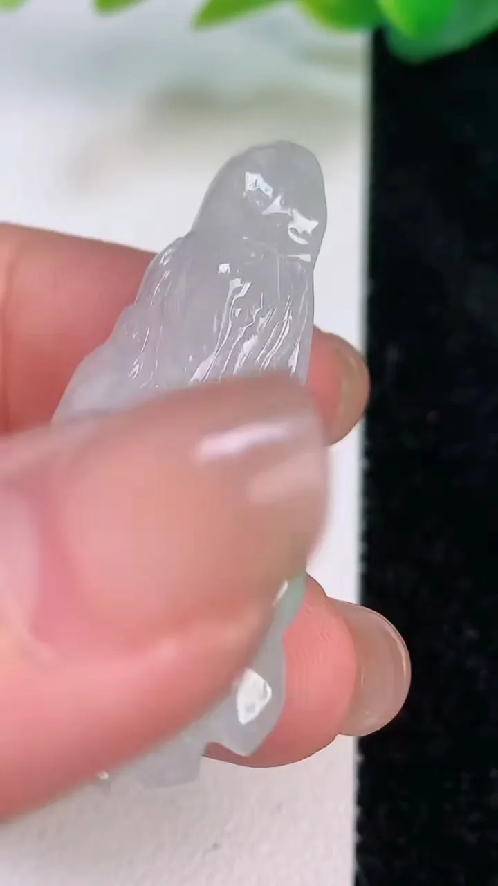 天然A货翡翠白菜吊坠，尺寸42.4-21.6-9.3，重量:10.05g
7月16日