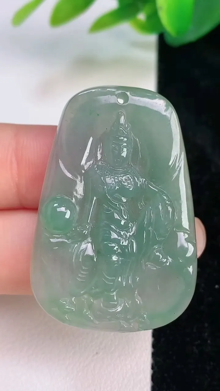 天然A货翡翠观音菩萨吊坠，尺寸41.8-28-6，重量:12.00g
7月16日