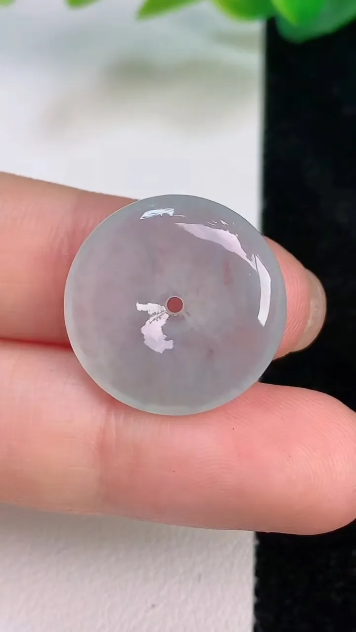 天然A货翡翠飘花平安扣吊坠，尺寸19.5-1.3，重量:3.43g
7月16日