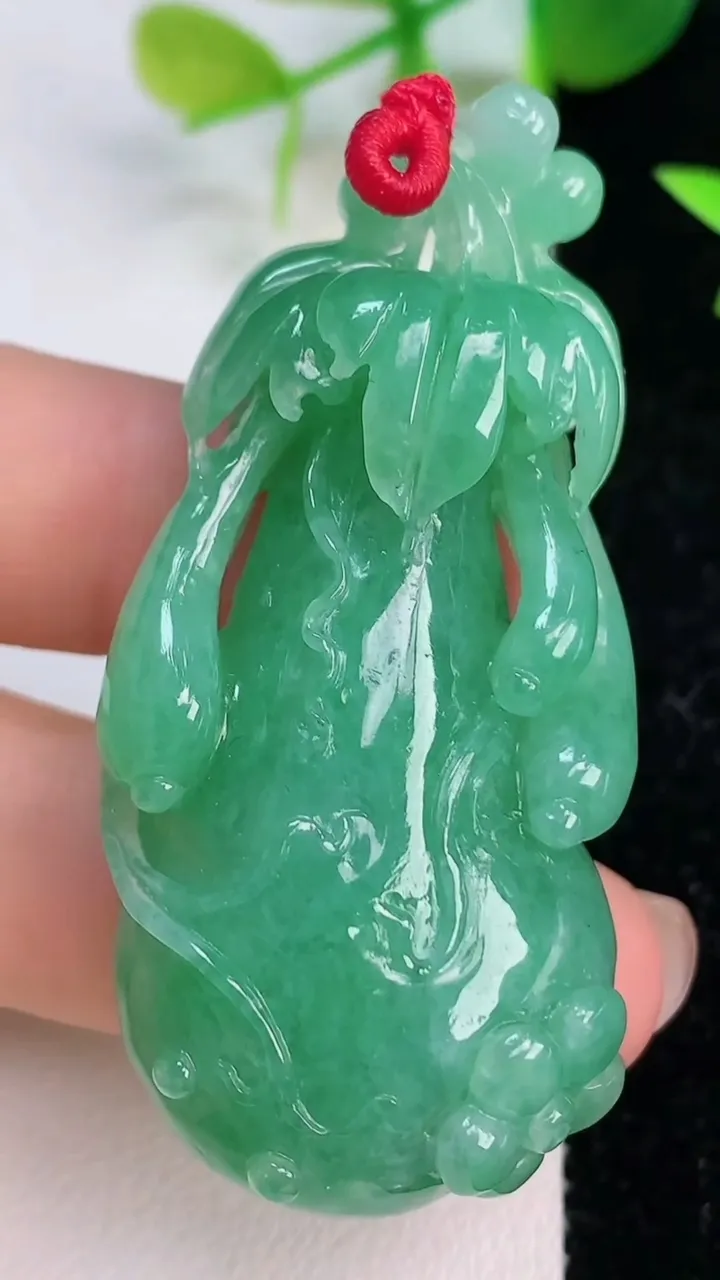 天然A货翡翠福瓜吊坠，尺寸55.8-24.6-13，重量:31.72g
7月16日