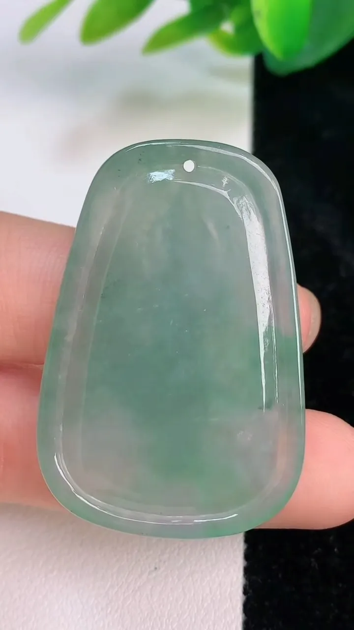 天然A货翡翠观音菩萨吊坠，尺寸41.8-28-6，重量:12.00g
7月16日