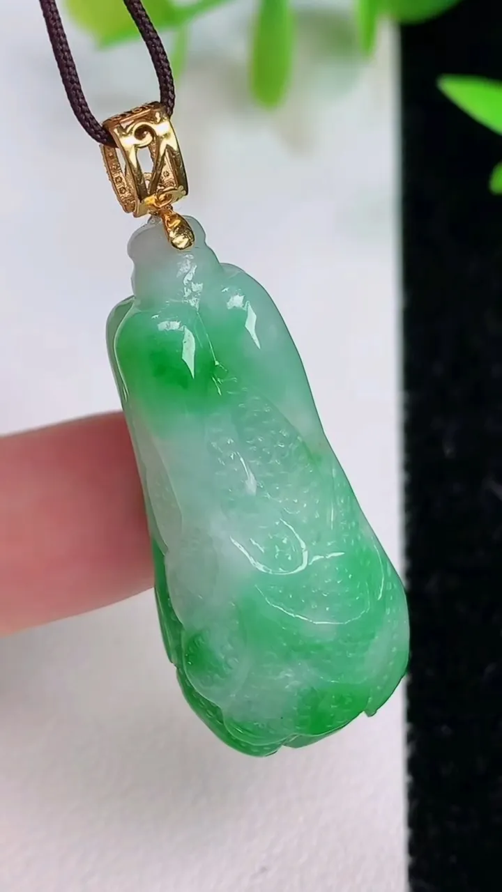 天然A货翡翠白菜吊坠，尺寸35-15.3-10.4，重量:10.05g
7月16日