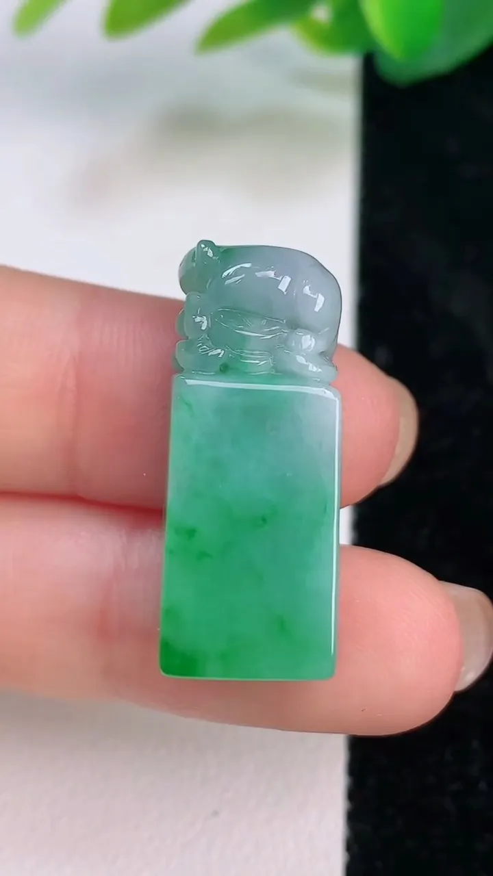 天然A货翡翠生肖鼠印章吊坠，尺寸27.3-11.2-8.3，重量:7.00g
7月16日