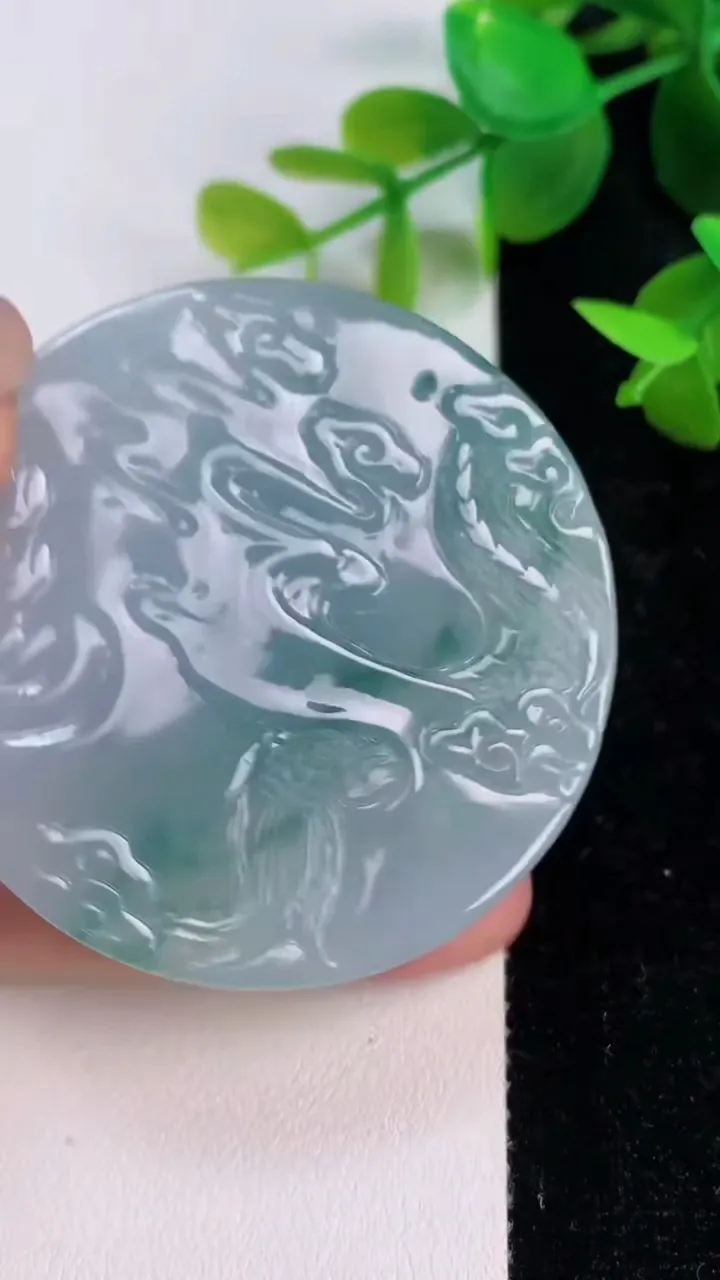 天然A货翡翠飘花龙牌吊坠，尺寸52.5-11.8，重量:54.60g
7月16日