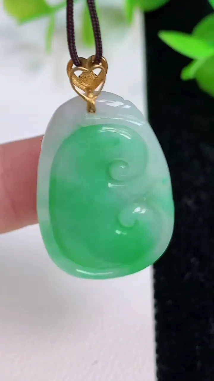 天然A货翡翠如意吊坠，尺寸30.4-19-6，重量:7.43g
7月16日