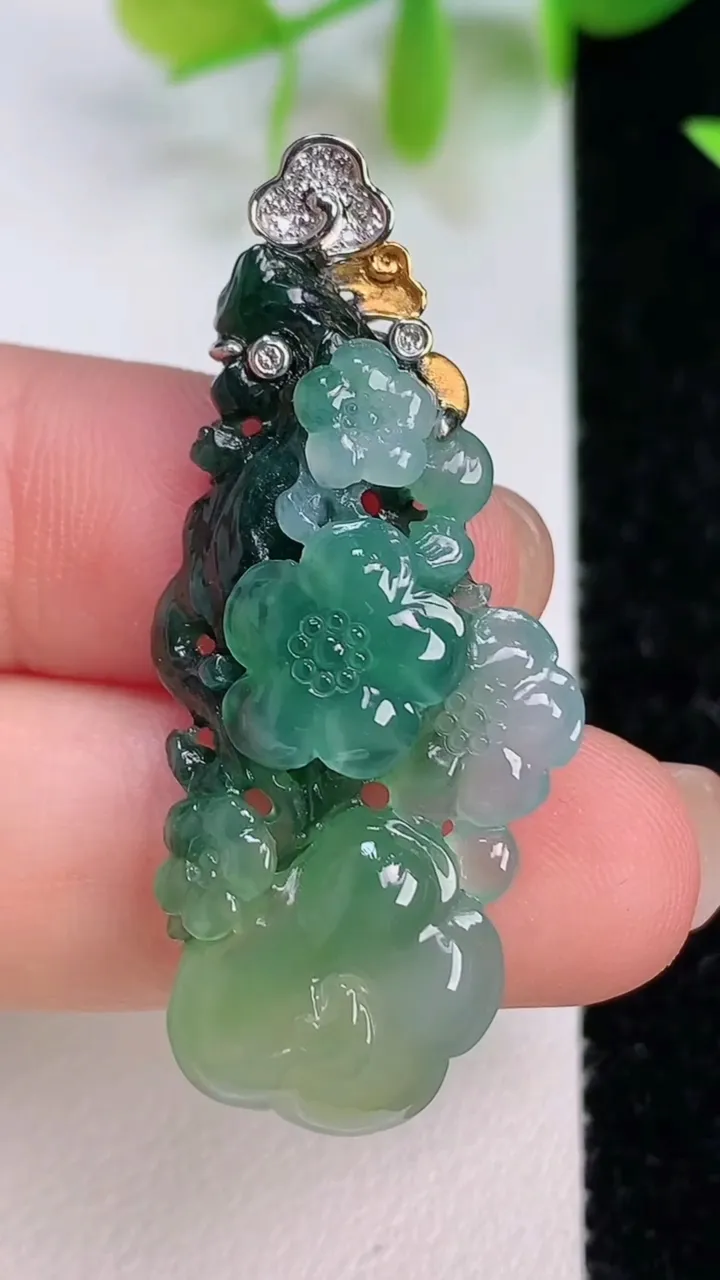 天然A货翡翠梅花鹿，尺寸39-17.5-5，重量:5.46g
7月16日
