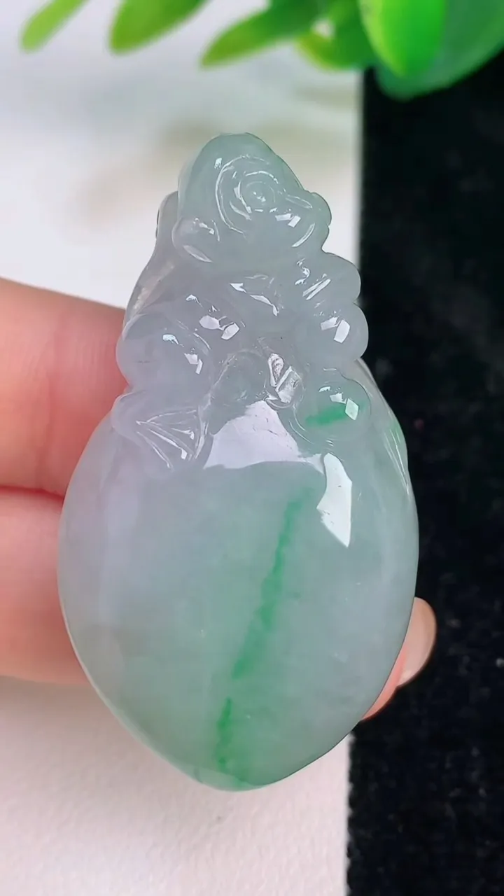 天然A货翡翠寿桃吊坠，尺寸44.8-25.4-11.7，重量:22.84g
7月16日
