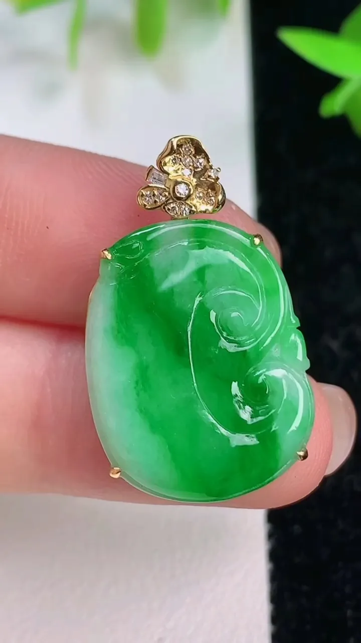 天然A货翡翠如意吊坠，尺寸21.3-17-5，重量:3.12g
7月16日