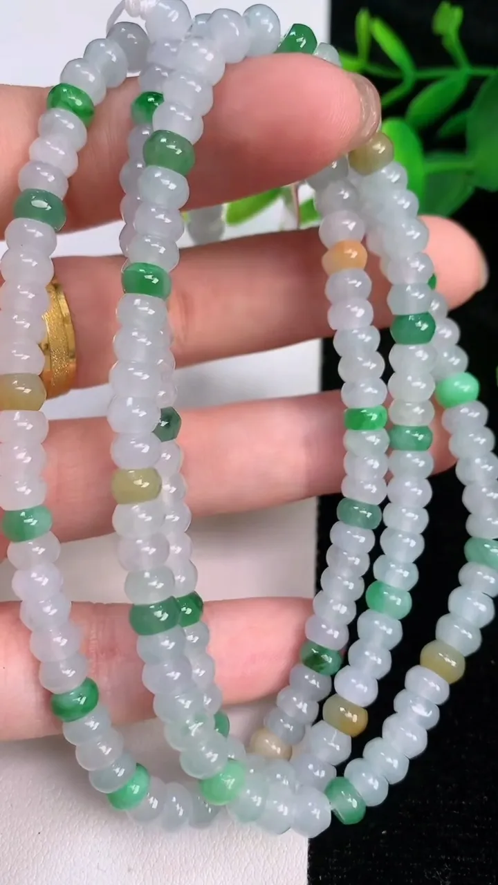 天然A货翡翠双彩算盘珠项链，尺寸5.5-3，重量:43.23g
7月17日