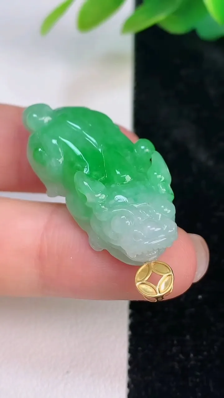 天然A货翡翠貔貅吊坠，尺寸32-15.4-8.7，重量:10.32g
7月17日