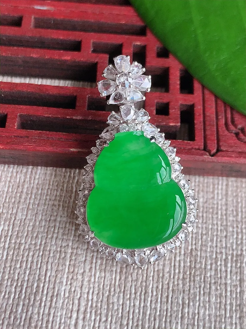 天然A货翡翠18K金伴阳绿葫芦吊坠尺寸34×19.5×10.5裸石17.7×15.2m量6.00g 0715