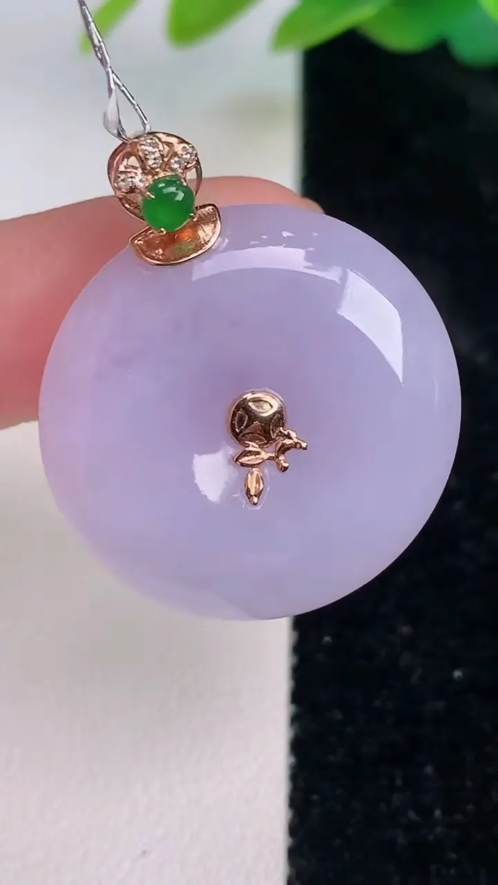 天然A货翡翠18k金紫罗兰平安扣吊坠，尺寸25.6-6.2，重量:9.39g
7月17日