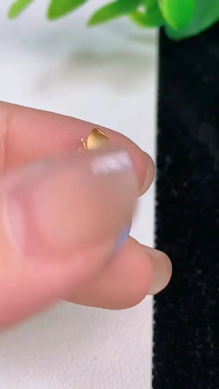 天然A货翡翠18k金紫罗兰路路通吊坠，尺寸14-11.4，重量:4.26g
7月17日