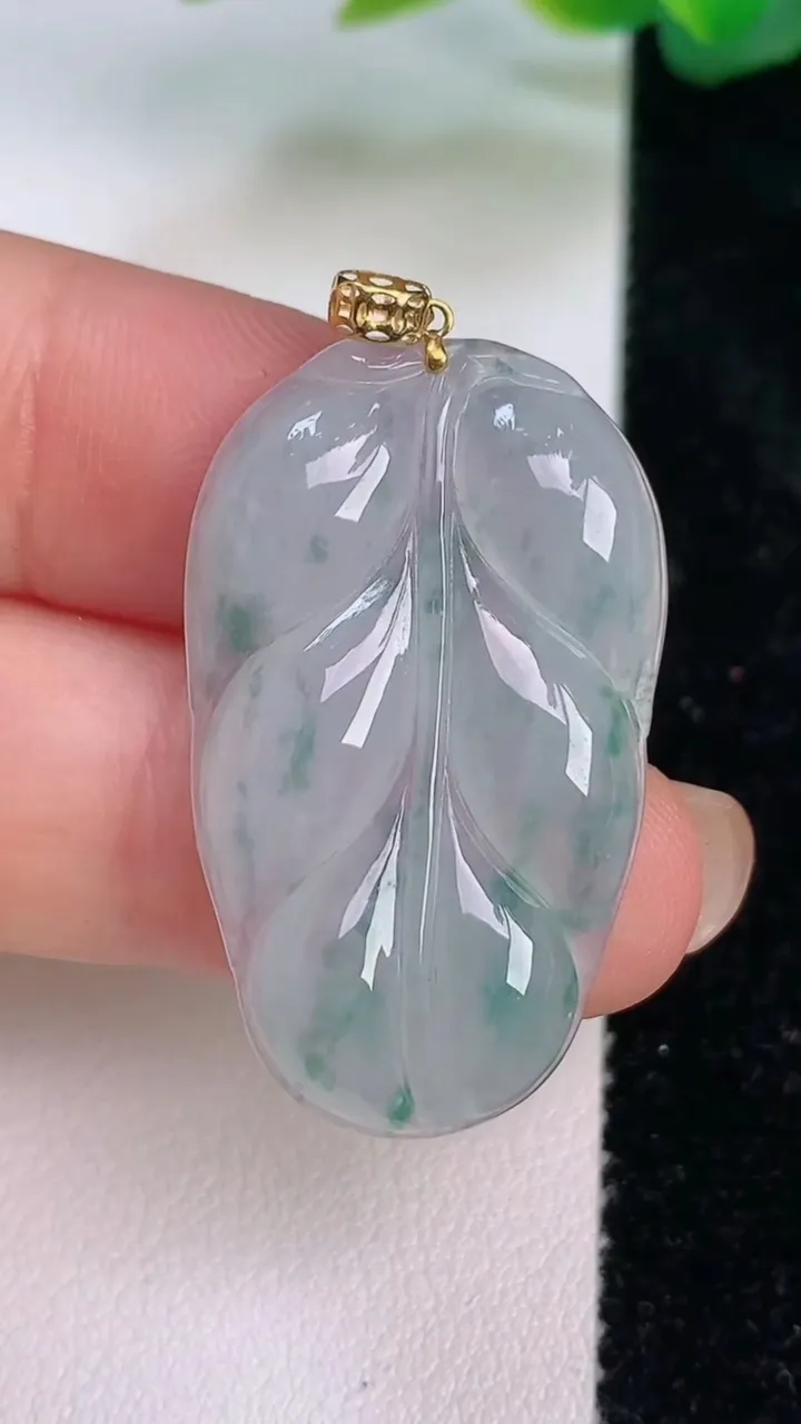 天然A货翡翠18k金飘花金枝玉叶 叶子吊坠，尺寸32.8-20.2-3.7，重量:4.80g
7月17日