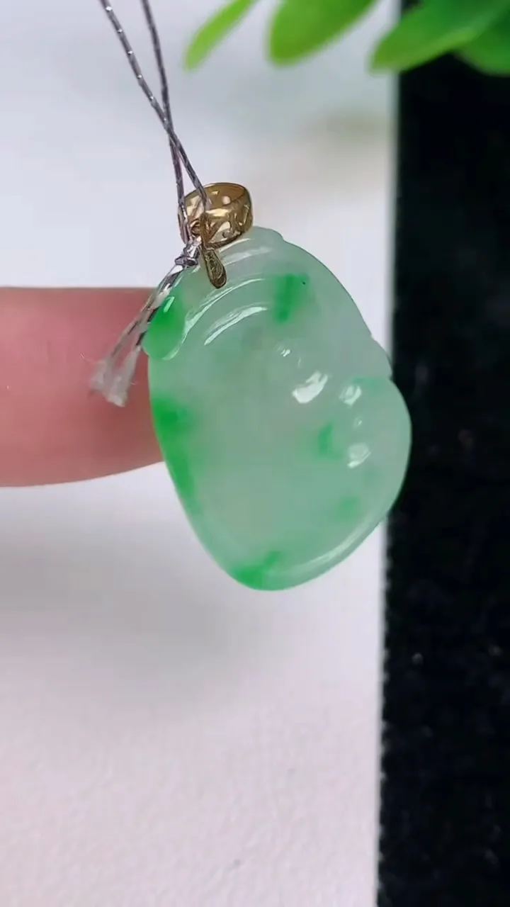 天然A货翡翠如意吊坠，尺寸25.6-17-4.5，重量:3.95g
7月17日