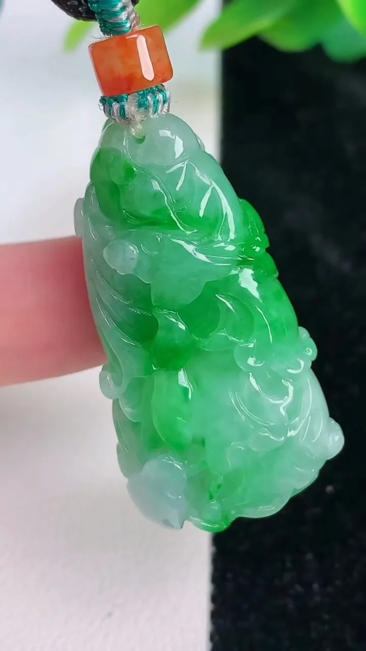 天然A货翡翠白菜吊坠，尺寸37-19.3-11.6，重量:18.12g
7月17日