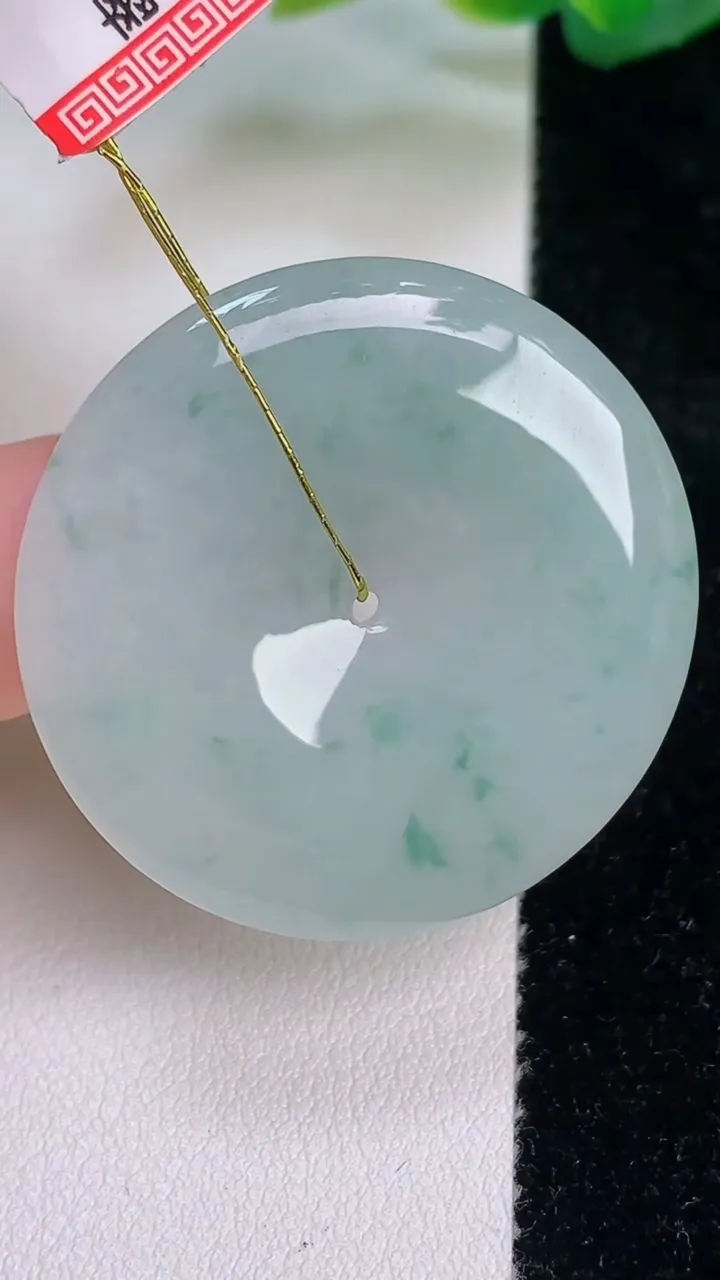 天然A货翡翠飘花平安扣吊坠，尺寸34-4.8，重量:12.70g
7月17日