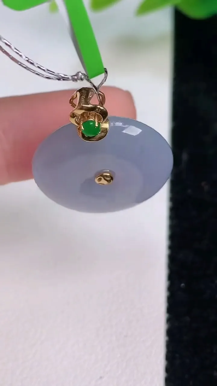 天然A货翡翠18k金紫罗兰平安扣吊坠，尺寸20.6-5.8，重量:5.85g
7月17日