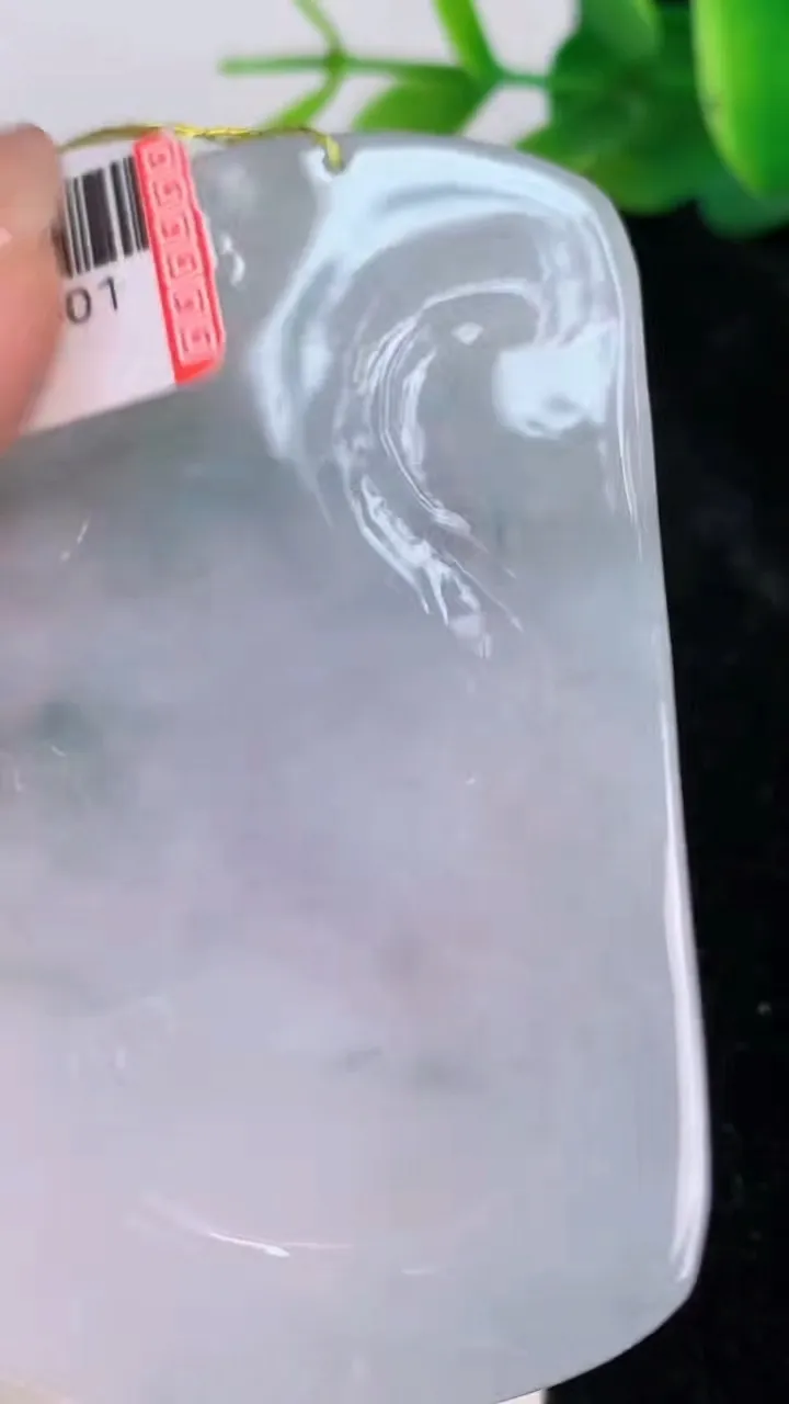 天然A货翡翠阿弥陀佛吊坠，尺寸62-40-5，重量:29.89g
7月17日