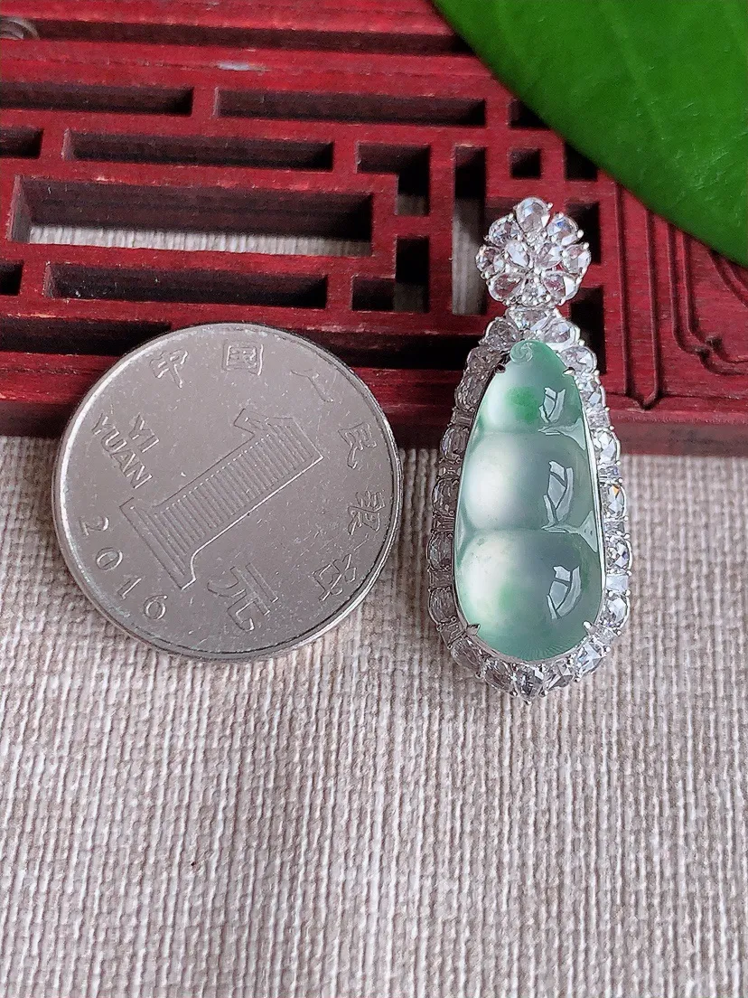 天然A货翡翠18K金伴飘花四季豆福豆平安豆吊坠尺寸35.3×14×11.3裸石21.5×9.8m量5.62g 0715