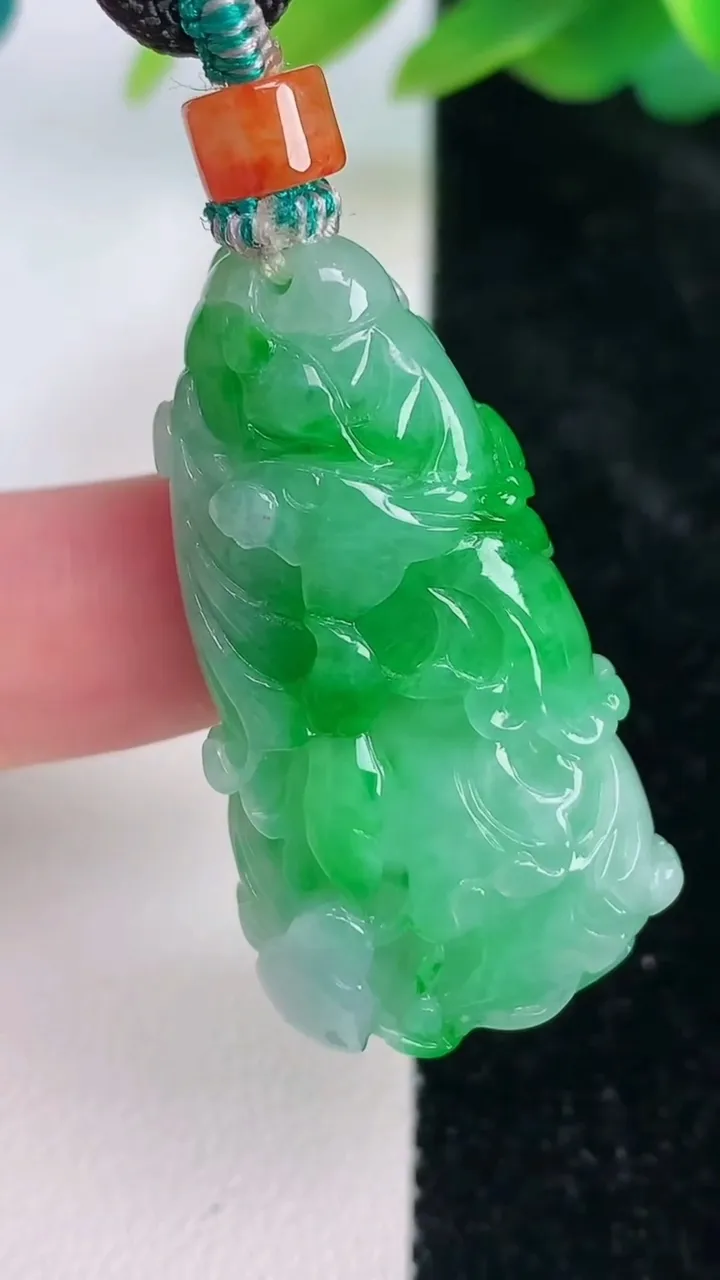 天然A货翡翠白菜吊坠，尺寸37-19.3-11.6，重量:18.12g
7月17日