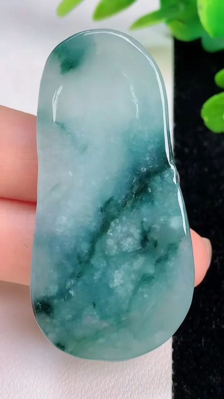 天然A货翡翠飘花阿弥陀佛吊坠，尺寸57.7-29-6，重:20.23g
7月17日