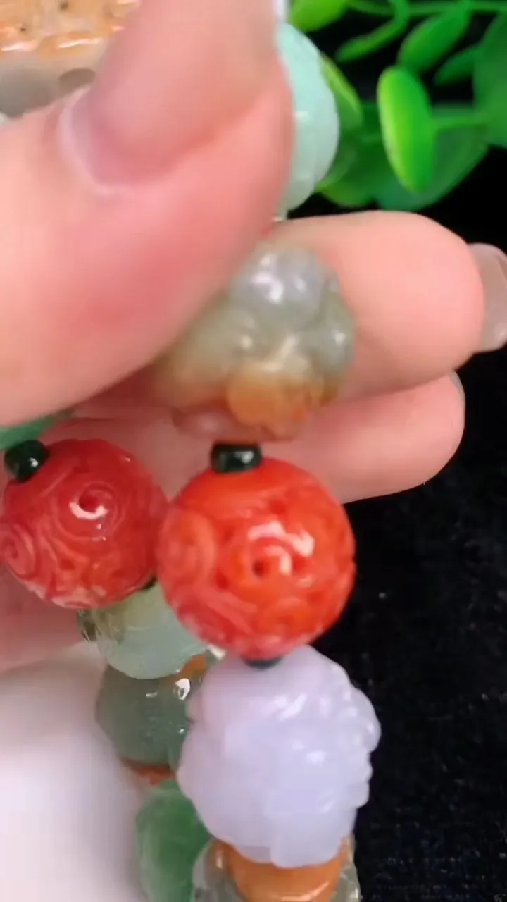 天然A货翡翠三彩雕花珠手串，尺寸13.5-12，重量:63.00g7月17日
工厂直销收藏佳品,种好水足，色泽均匀，有种有色，上手高大气！
