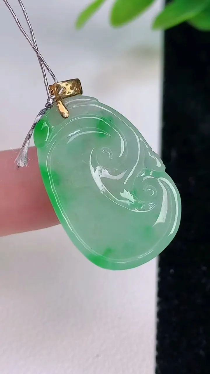 天然A货翡翠如意吊坠，尺寸25.6-17-4.5，重量:3.95g
7月17日