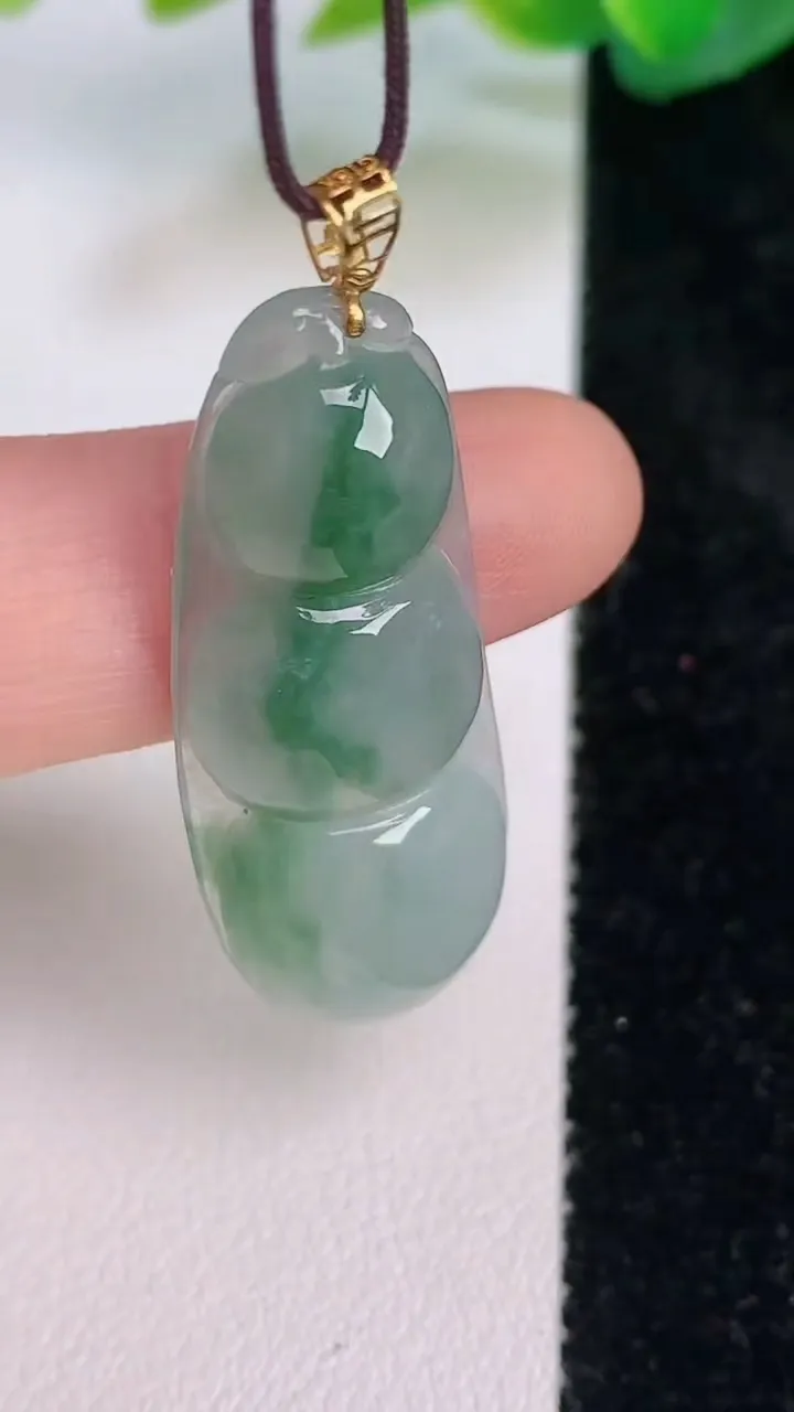 天然A货翡翠18k金飘花福豆吊坠，尺寸37.8-14.5-6，重量:5.84g
7月17日