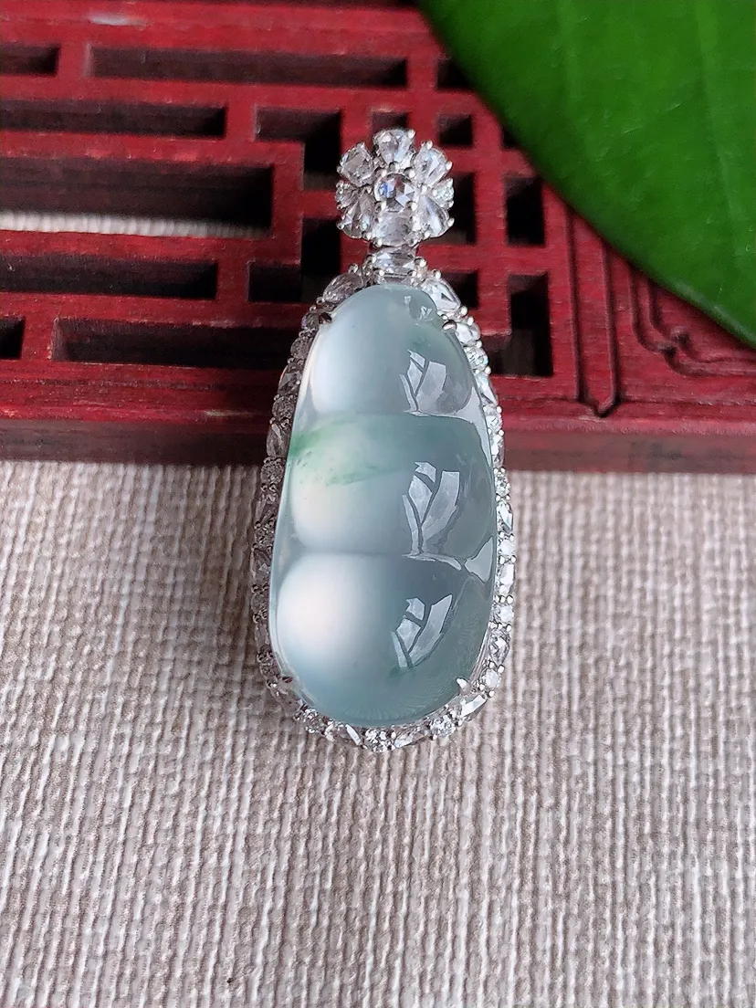 天然A货翡翠18K金伴飘花四季豆福豆平安豆吊坠尺寸35.4×15×13裸石24×12m量7.25g 