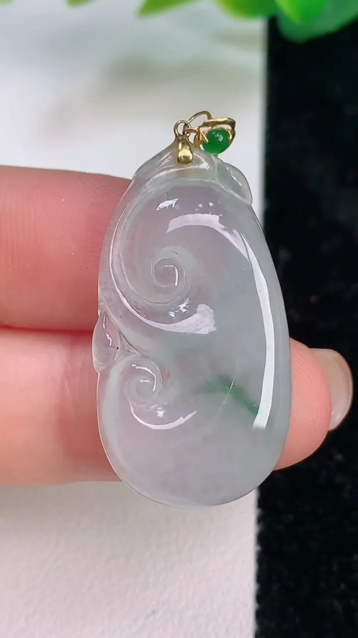 天然A货翡翠如意吊坠，尺寸30.5-17.3-3.8，重量:4.21g
7月17日