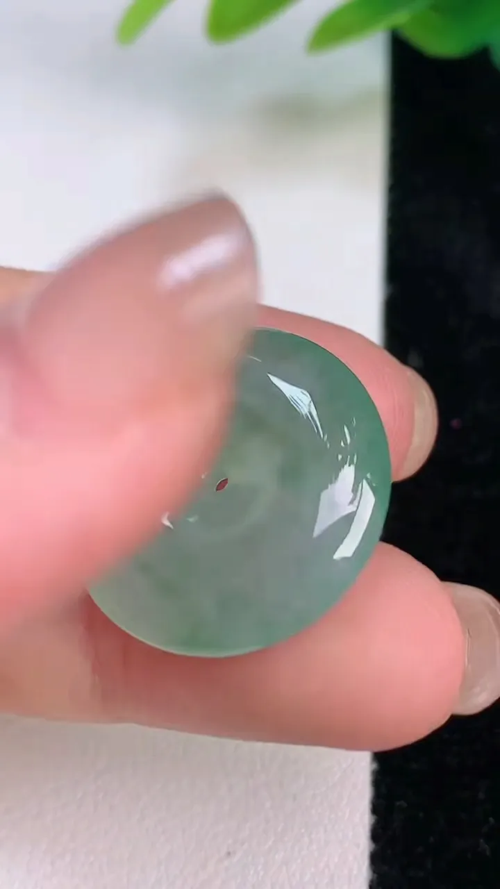 天然A货翡翠平安扣吊坠，尺寸21.4-5.5，重量:5.20g
7月17日