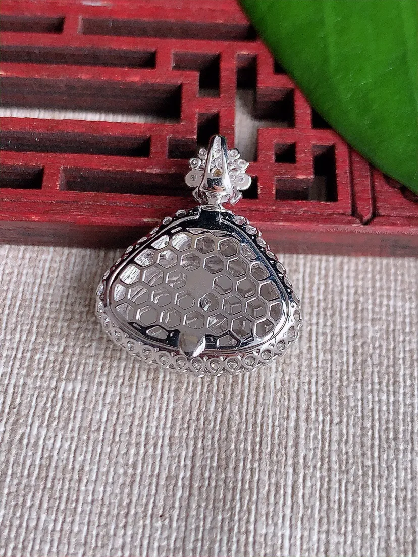 天然A货翡翠18K金伴阳绿佛公吊坠尺寸25.5×21.5×8.7裸石13.2×18m量4.20g 0