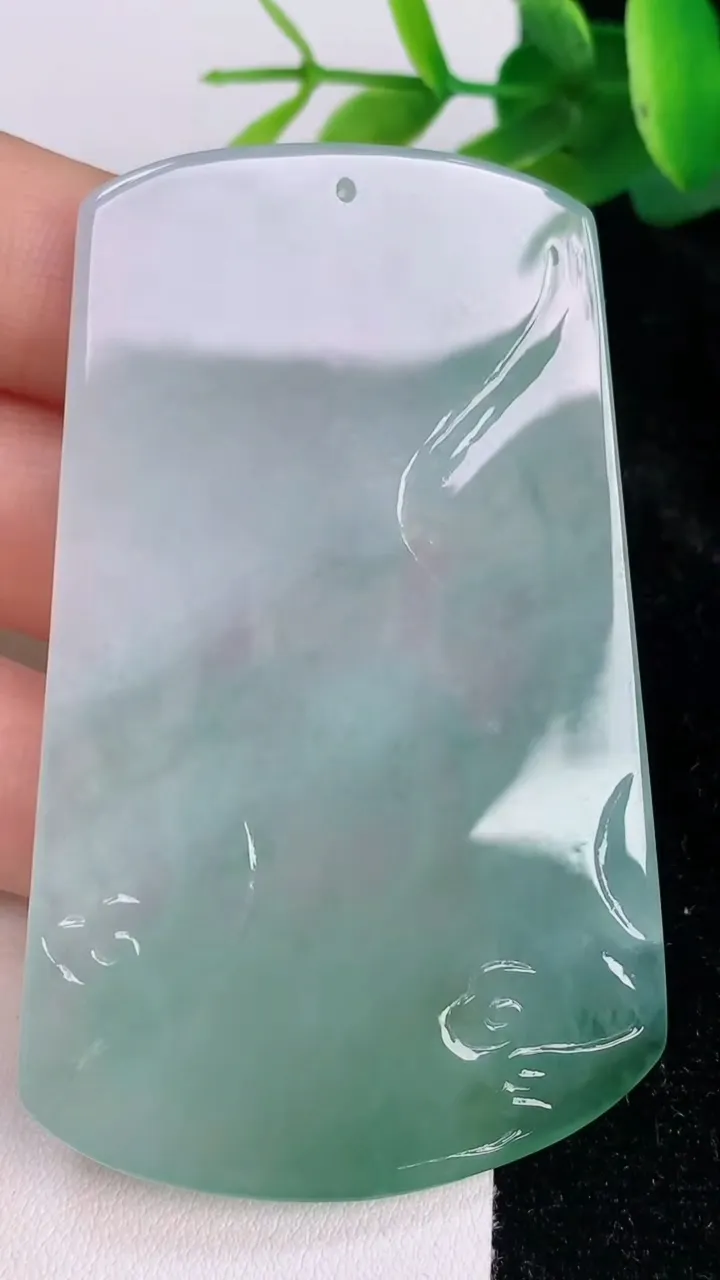 天然A货翡翠大势至观音菩萨吊坠，尺寸67.5-42.6-5，重量:34.08g
7月17日