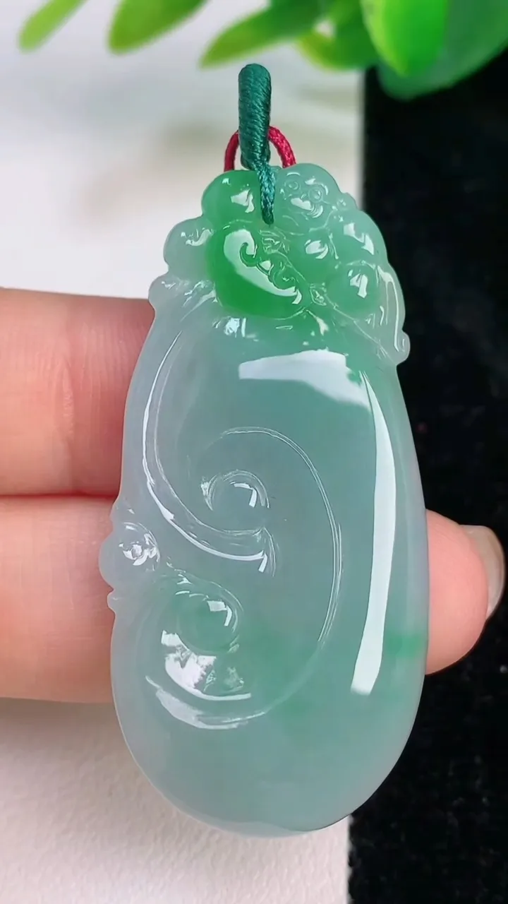 天然A货翡翠如意吊坠，尺寸45.8-22.8-4.6，重量:9.60g
7月17日