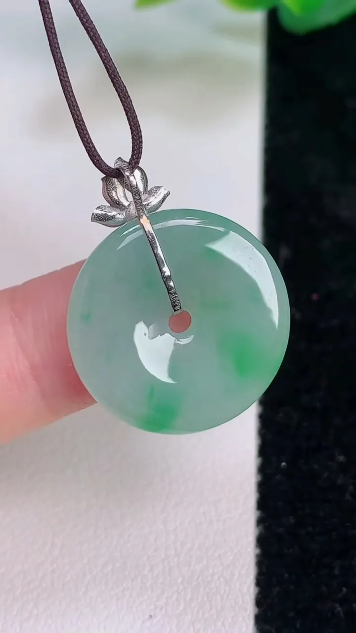天然A货翡翠平安扣吊坠，尺寸20.2-3.2，重量:3.24g
7月17日