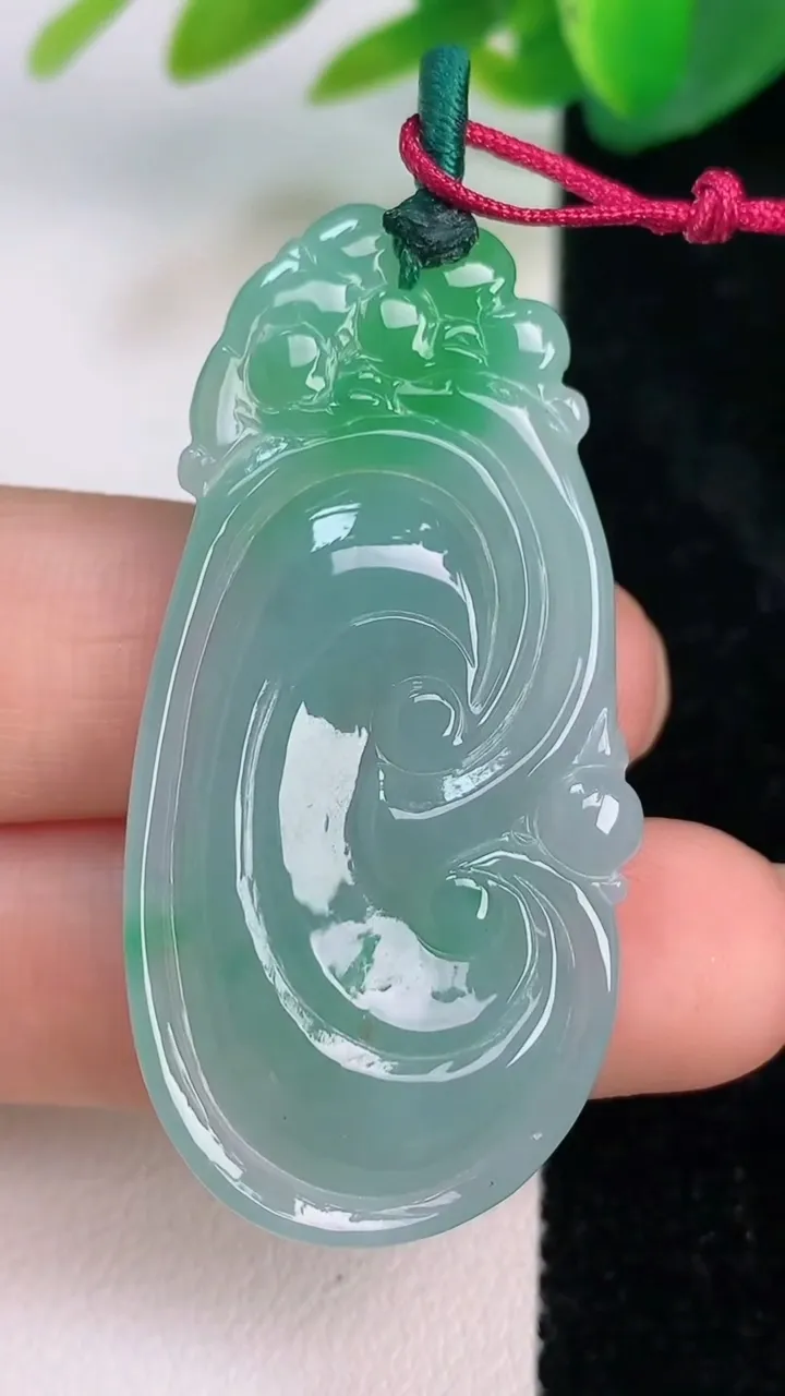 天然A货翡翠如意吊坠，尺寸45.8-22.8-4.6，重量:9.60g
7月17日