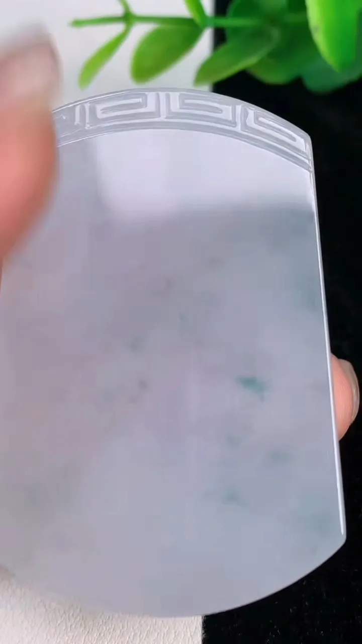 天然A货翡翠飘花仿古无事牌镶嵌件，尺寸54.2-36.3-5.8，重量:34.75g
7月17日