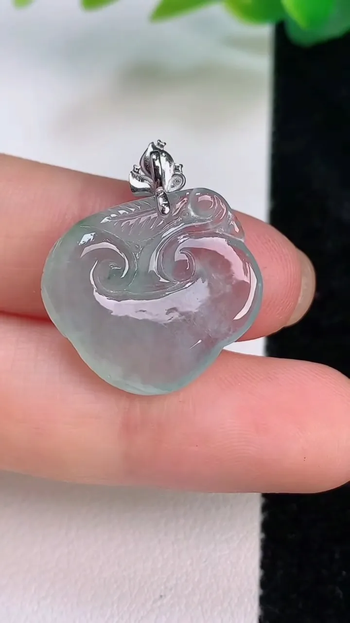 天然A货翡翠种飘花如意头吊坠，尺寸17.6-20.3-5.8，重量:3.51g
7月17日