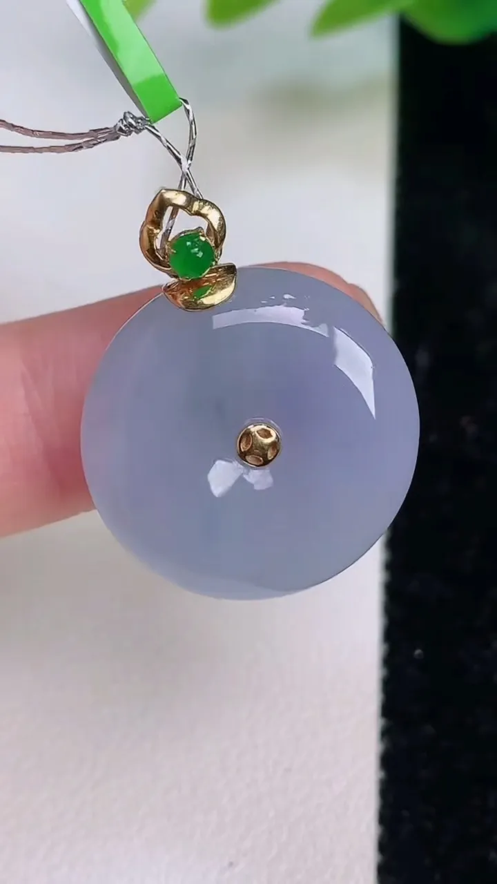 天然A货翡翠18k金紫罗兰平安扣吊坠，尺寸20.6-5.8，重量:5.85g
7月17日