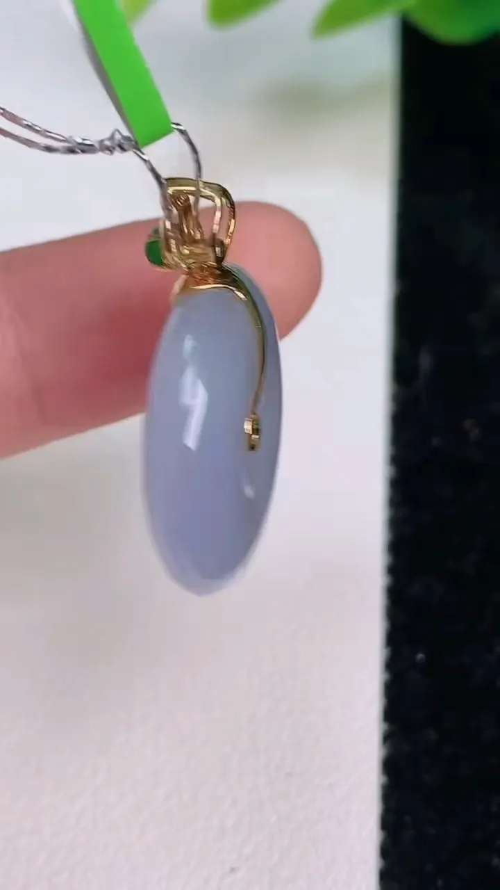 天然A货翡翠18k金紫罗兰平安扣吊坠，尺寸20.6-5.8，重量:5.85g
7月17日