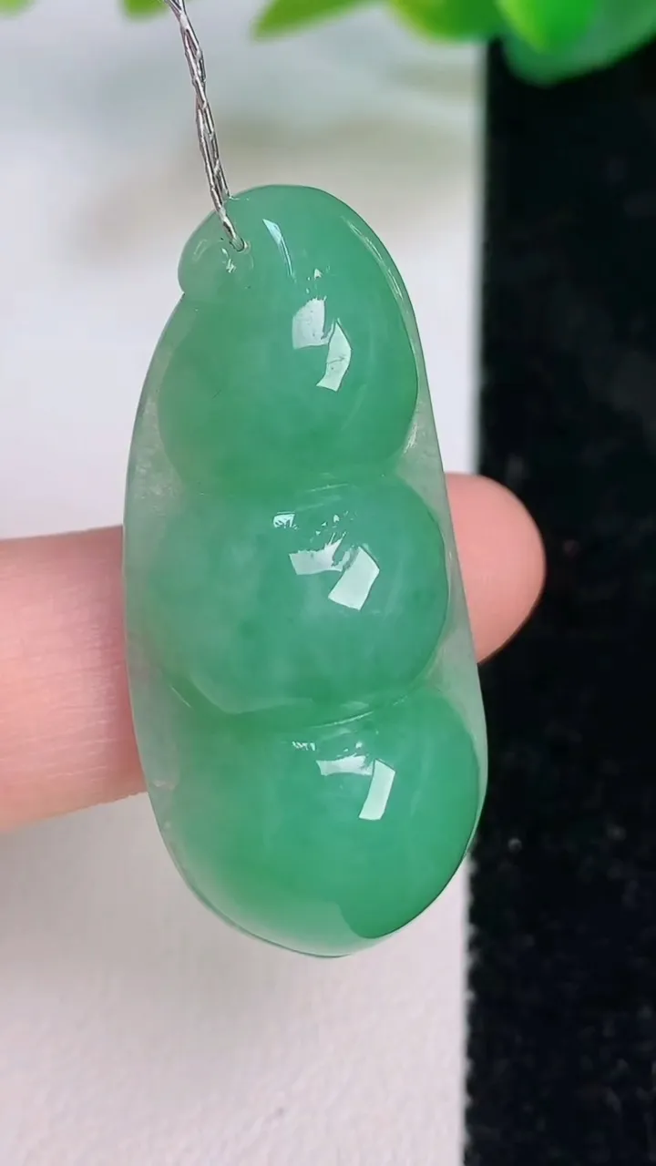 天然A货翡翠福豆吊坠，尺寸38-17.3-9.8，重量:9.64g
7月17日