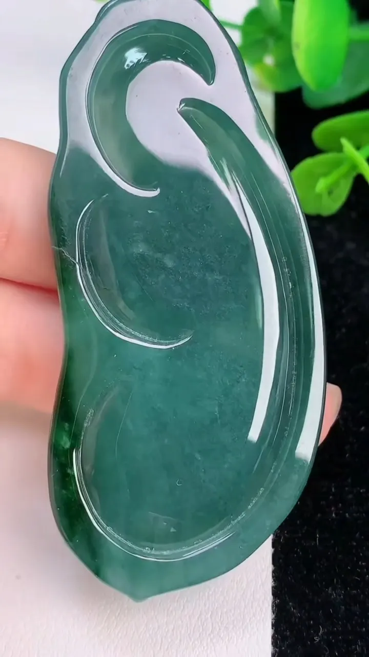 天然A货翡翠蓝水观音菩萨吊坠，尺寸73-35.2-6.4，重:31.36g
7月17日