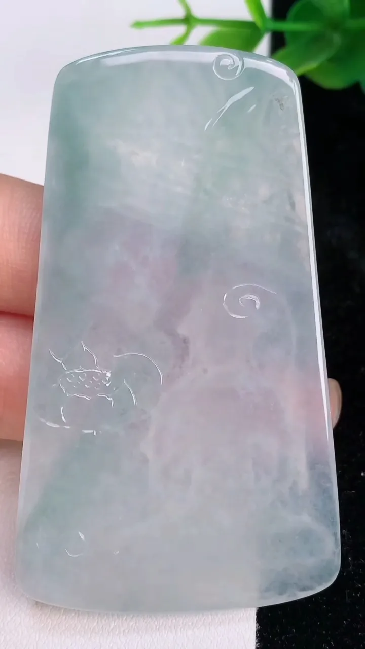 天然A货翡翠大势至观音菩萨吊坠，尺寸66.6-38.2-5，重量:30.66g
7月17日