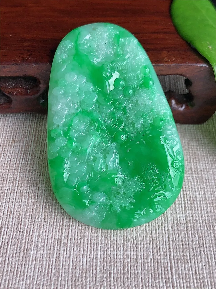 天然A货翡翠飘阳绿意境山水牌吊坠 尺寸56.7×36.4×5.6m量22.20g 0715