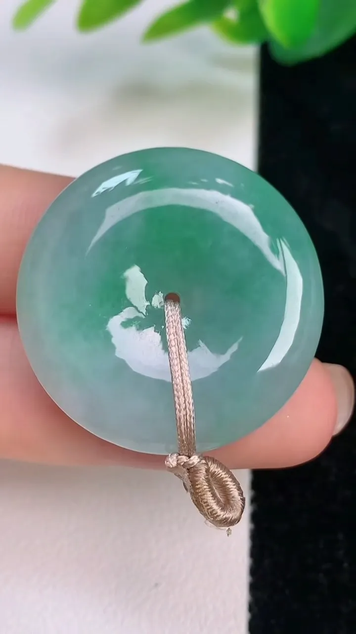 天然A货翡翠平安扣吊坠，尺寸30-5.8，重量:11.25g
7月17日
