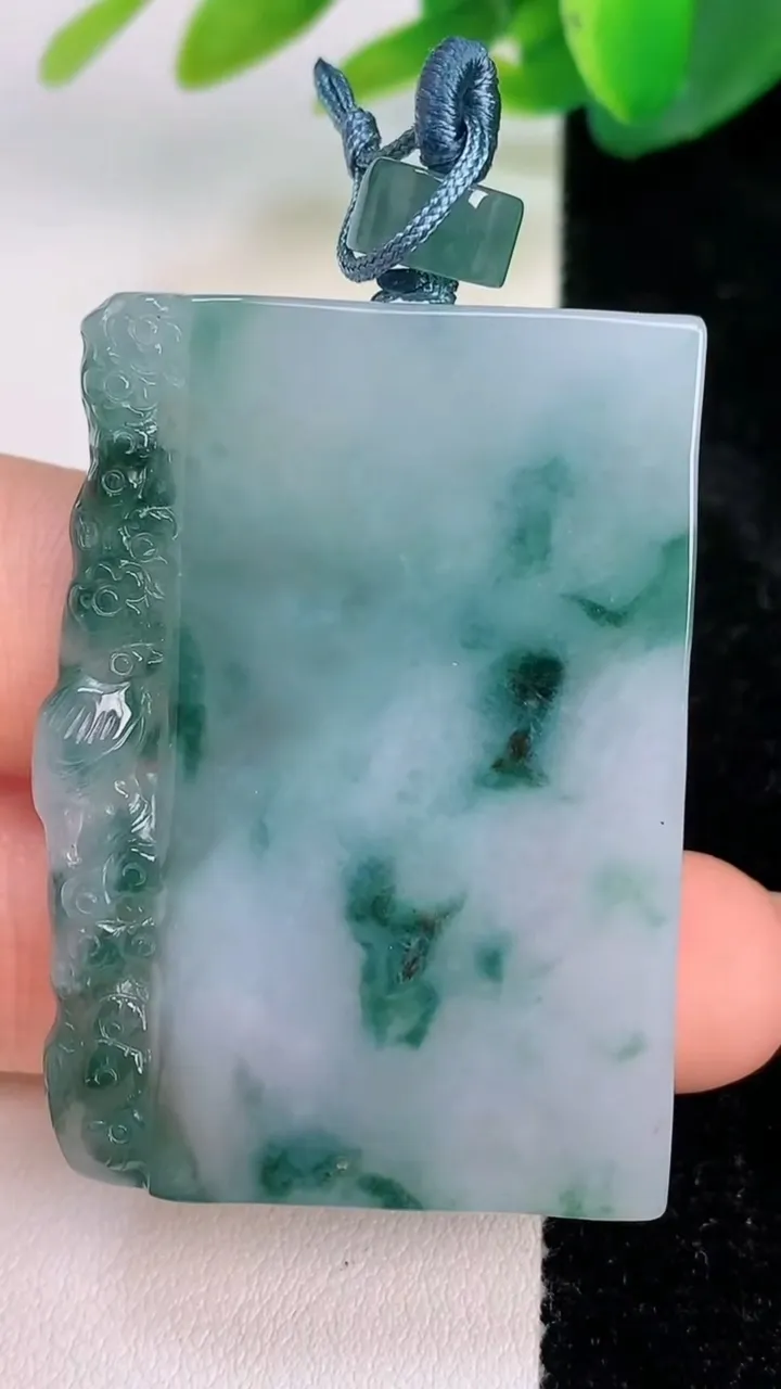 天然A货翡翠飘花仿古无事牌吊坠，尺寸45.2-32-5.6，重量:25.46g
7月17日