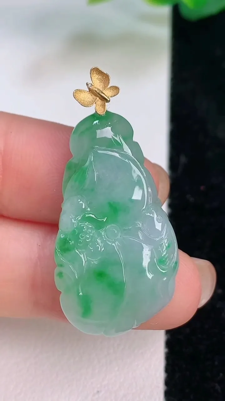 天然A货翡翠年年有余 荷叶鱼吊坠，尺寸31.3-17.8-4.8，重量:5.33g
7月17日