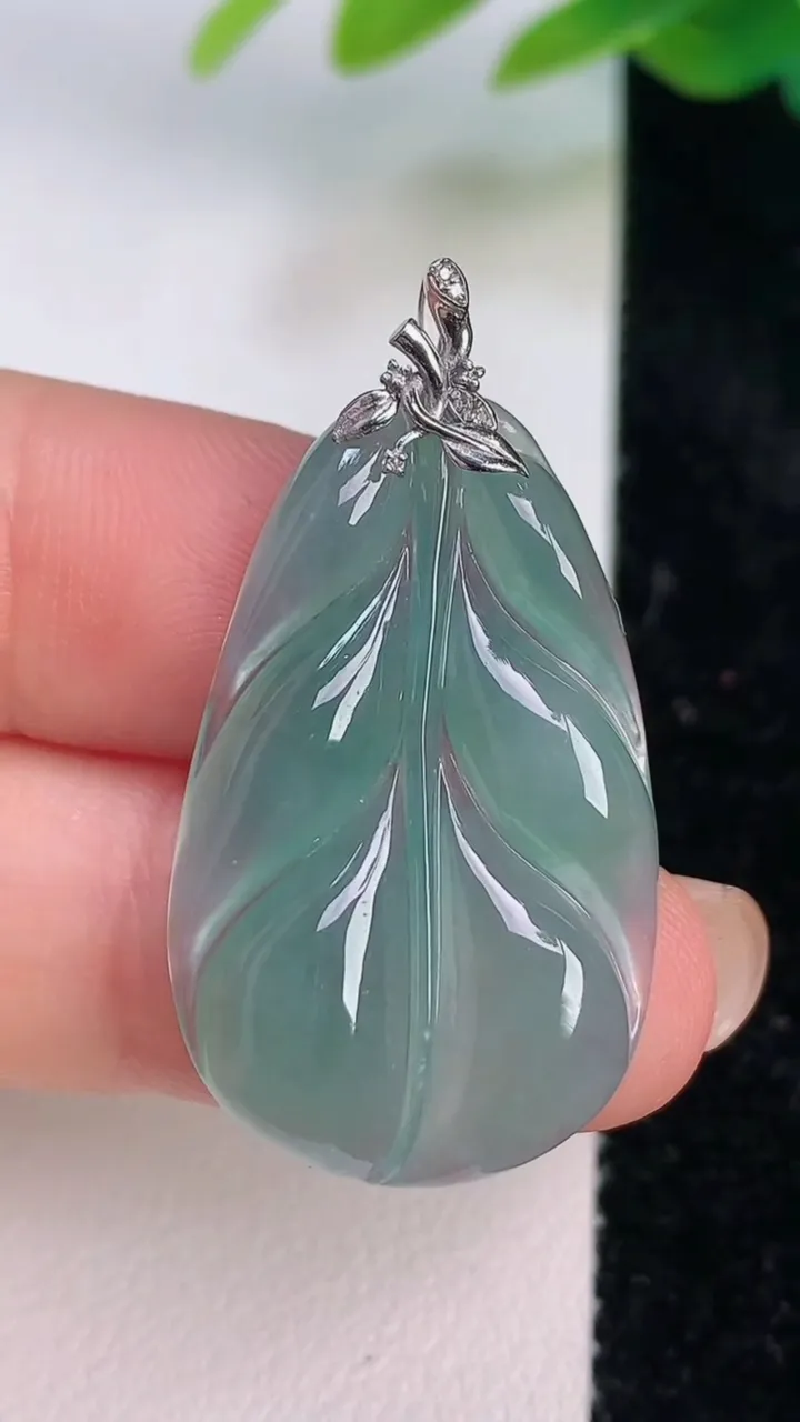天然A货翡翠18k金蓝水金枝玉叶 叶子吊坠，尺寸32.3-19.4-3.7，重量:4.43g
7月17日